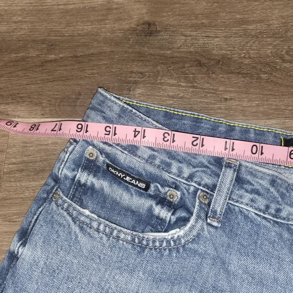 DKNY Straight High-Rise Jeans Model ‘Kent’ - Picture 13 of 15